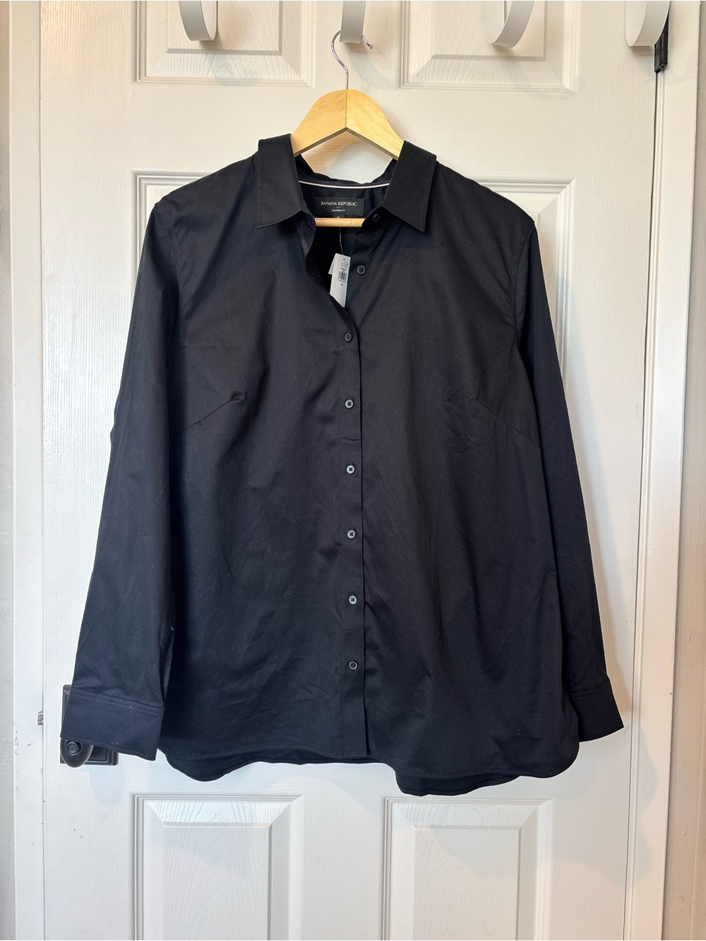 Banana Republic Women’s Black Long-Sleeve Button-Down Shirt